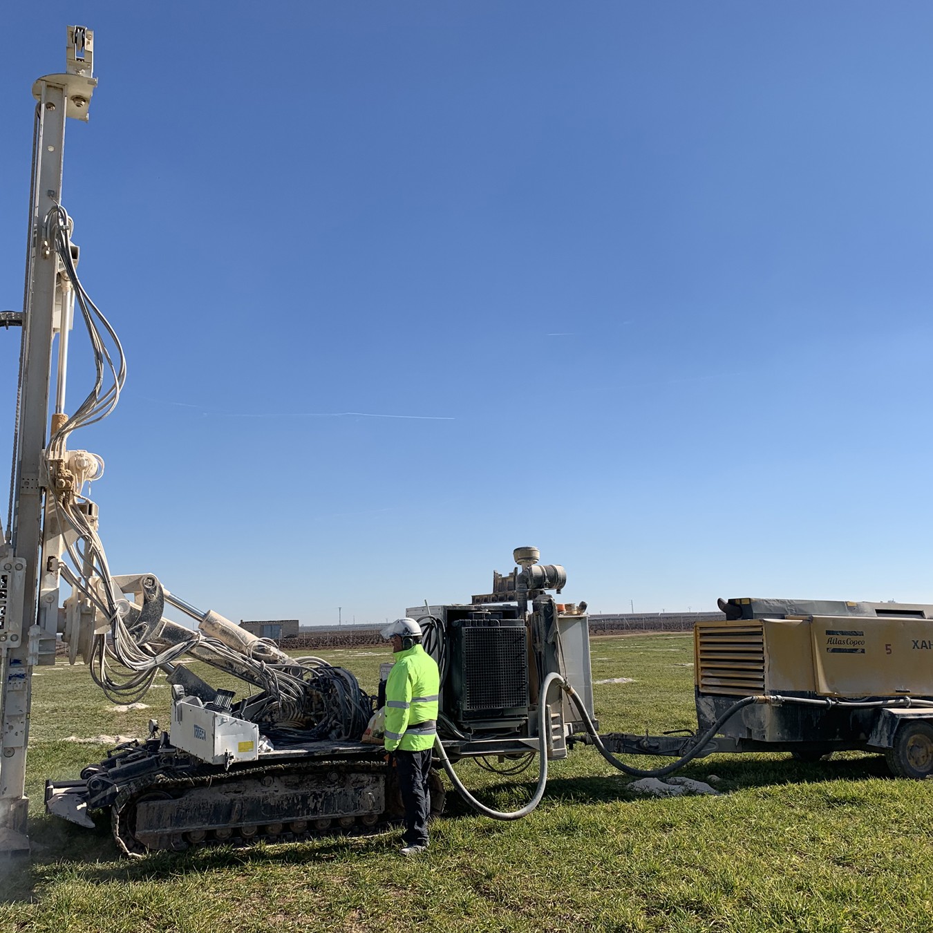 SEGOQUI-07 DRILLING EQUIPMENT, IN A PHOTOVOLTAIC PARK